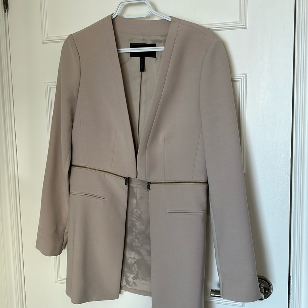 BCBG long blazer in beige- médium